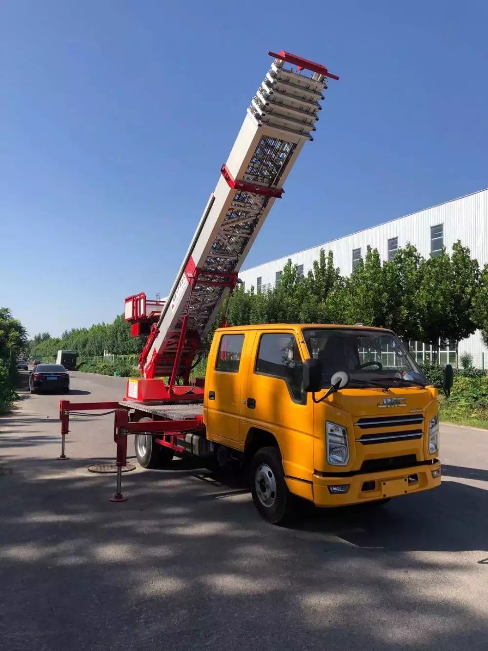 辛集附近的云梯车出租服务：轻松解决高空作业需求